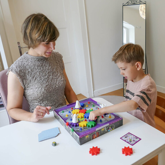 Therapeutin führt spezialisierte logopädische Therapie bei Kind mit Spielmaterial durch.